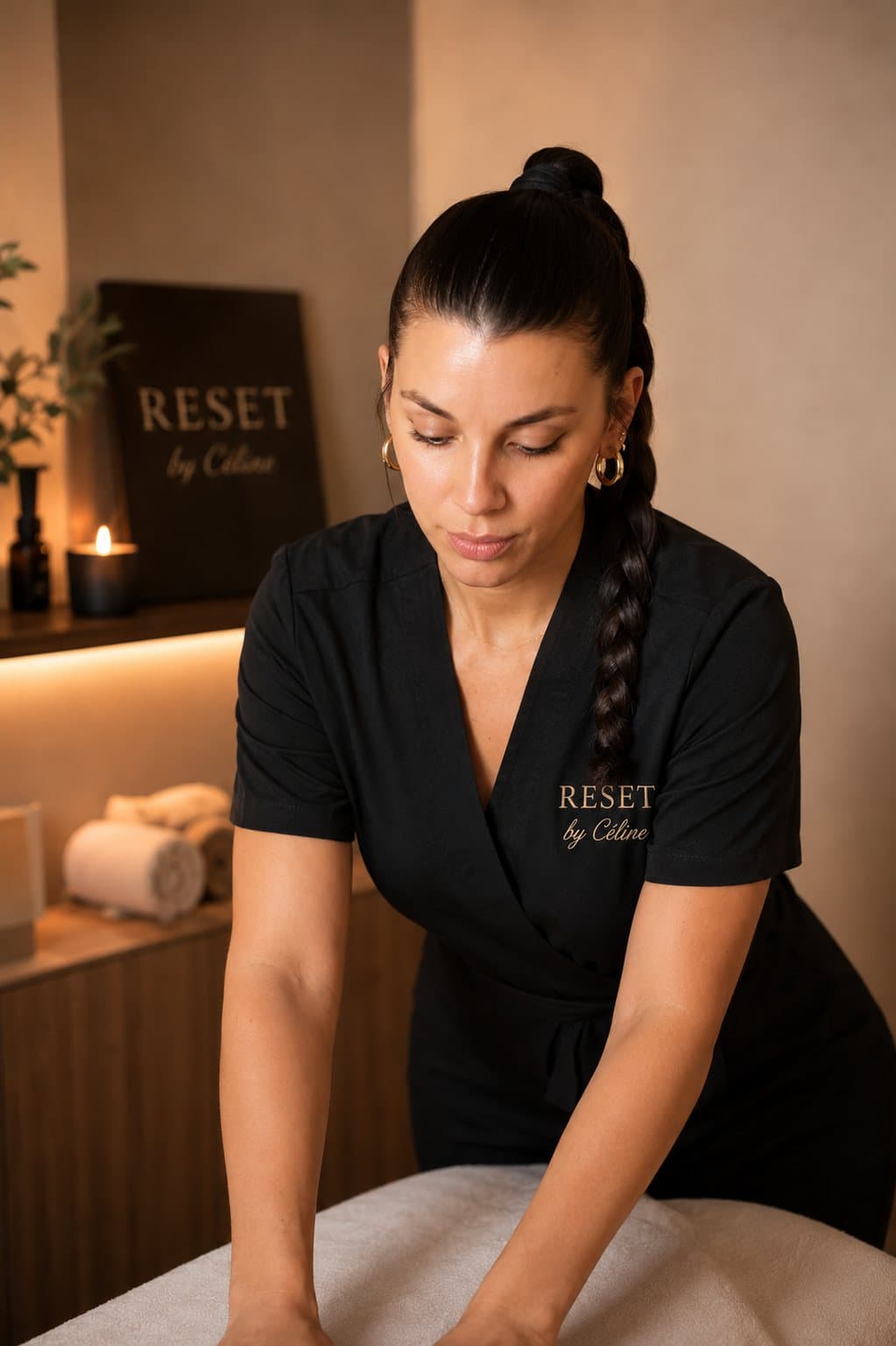 Céline dans son atelier pendant un soin